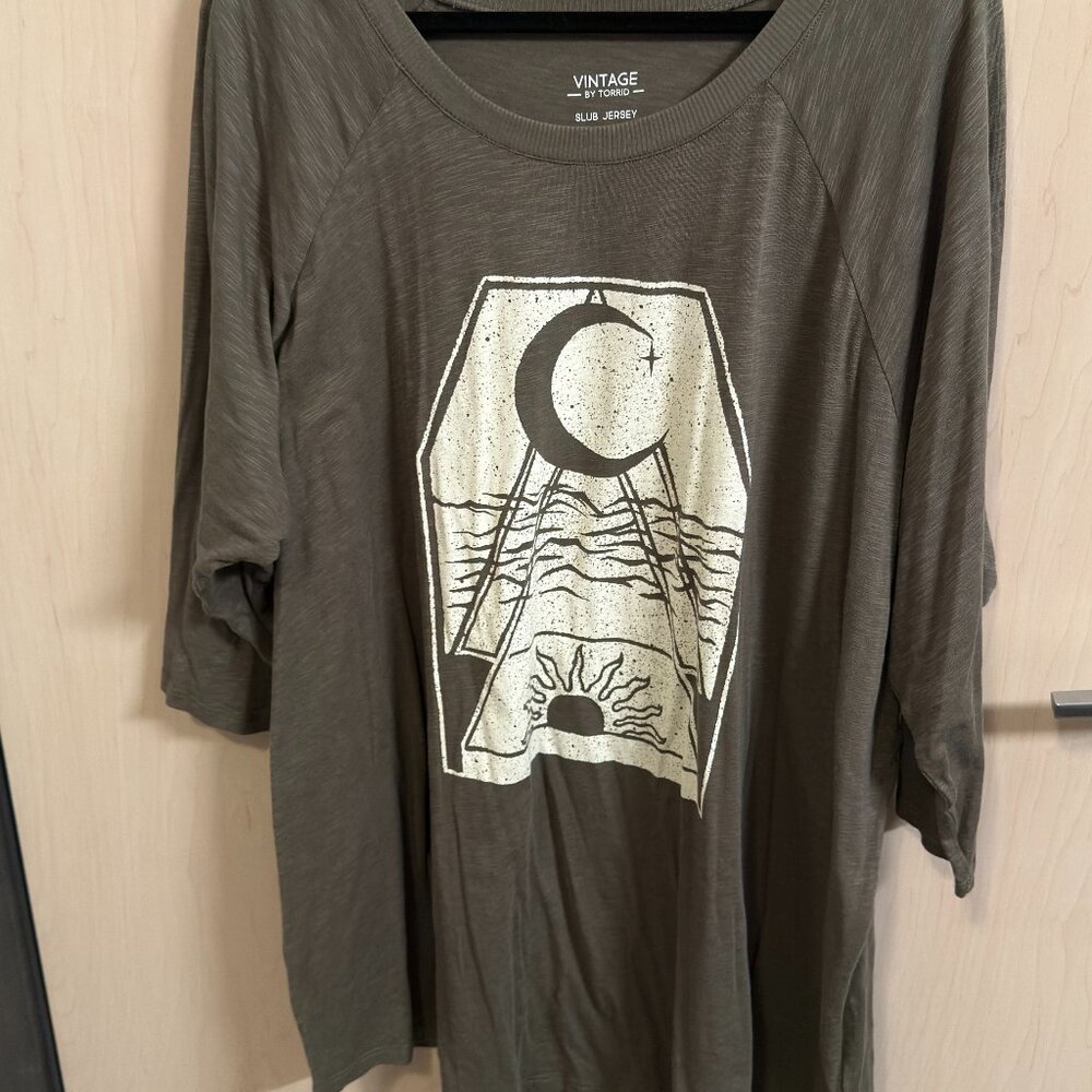 Torrid Olive Green/Gray Slub Tee Moon Graphic